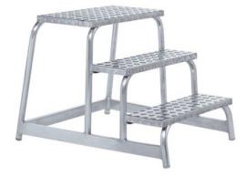 Mobilna platforma sa 3 stepenika, visina platforme 0,6 m, radna visina 2,6 m, baza 0,87x0,69 m težina 7,8 kg Z600 ZARGES